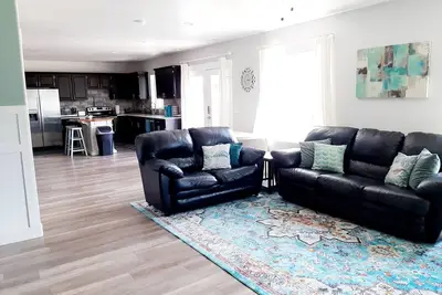 Image de 2 Bed/1 Bath daylight basement apartment-perfect for families!