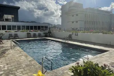 Image de Newly remodeled 2 bd/2ba Kaka'ako condo on 25th floor with city/ocean views