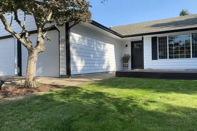 Image de Single Level, Modern, and Clean 3 Bedroom 2 Bath Park Like Property