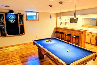 Image de Spacious home with game room - Close to everything!