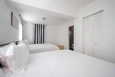 Image de King Size Beds, Chef's Kitchen & Central Location