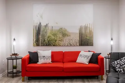 Image de 8 Minutes to Downtown • 70in Tv • Free Parking