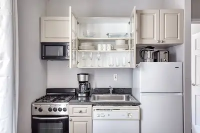 Image de Airy East Village 1br w/ W/D, nr Stuyvesant Park, by Blueground