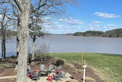 Image de Living the Lake Life   w/2 kitchens 6 bdrms