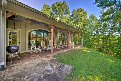 Image de 'River Bend Lodge' Heflin Home in the Woods!