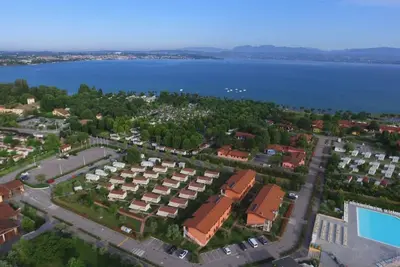 Image de Appartement en ville  / village à Sirmione avec 2 chambres à coucher, 6 couchages