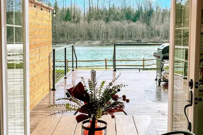 Image de Charming Cabin Getaway w/Hot Tub & River Mt. Views