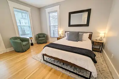 Cozy downtown Manchester 1-bedroom apartment