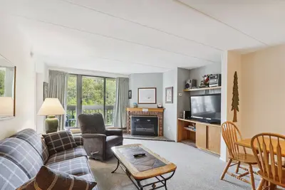 Image de Pinnacle F07 Renovated with granite counters offering shuttle to the slopes everyday of the week. The outdoor pool, hot tub, and, tennis courts are open during summer only.