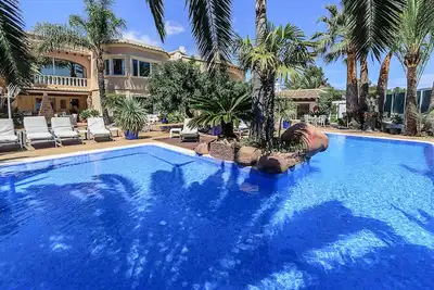 Luxury villa with heated open pool, 5 minutes from the beach!