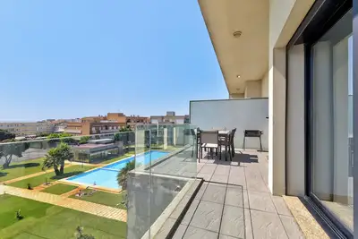 Image de Appartement de vacances 'Sublime Mundo' avec piscine partagée, balcon et Wi-Fi.