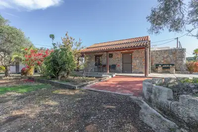 Image de Maison en pierre au milieu des arbres avec jardin privé, terrasse et Wi-Fi