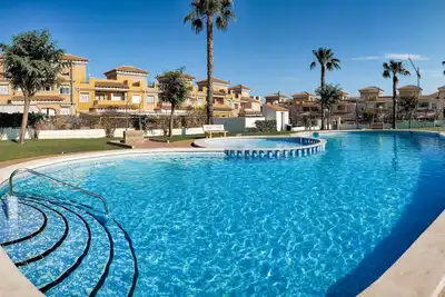 Image de Maison de vacances \"Belle villa de 3 chambres à Torrevieja\" avec vue sur la mer, piscine et Wi-Fi.