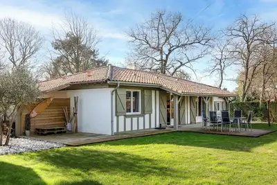 Image de Havre familial avec jardin privé & terrasses – Tout à pied!