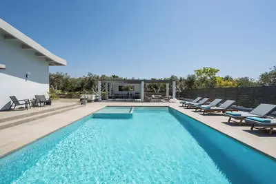 Image de Villa Azatis : A Luxurious Retreat with Panoramic Views, Gardens and a Pool