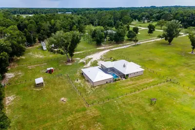 Image de 3/2 updated pool home that sleeps 8 about 5 minutes from Wec