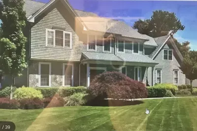 Image de Spacious home with tons of amenities