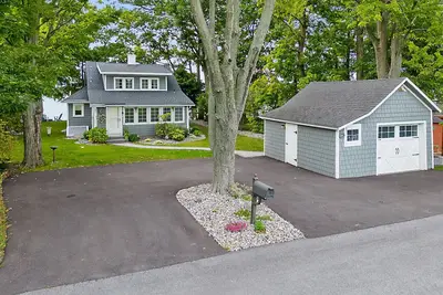 Image de Waterfront Cottage with fireplace located directly on Owasco Lake.