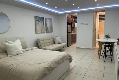 Image de Brand New Modern Studio with Pool