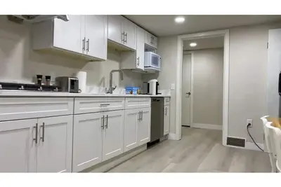 Image de Quiet and cosy get away suite in Point Grey Vancouver Bc, near Ubc and beach.