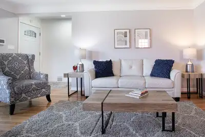 Image de Big Central Stylish 3 Br\/ 3 bath Townhouse. Game room. Home office.