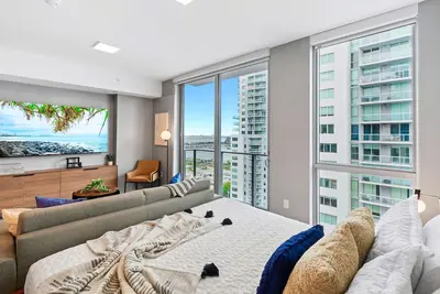 Image de Brickell City Center near: Downtown Studio w Views