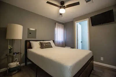 Image de Blue Cottage with Jacuzzi less than 5 minutes from Downtown Tulsa!