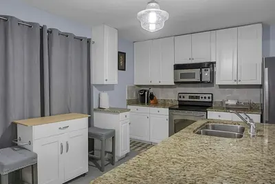 Image de Cheerful 4 bedroom house with back porch