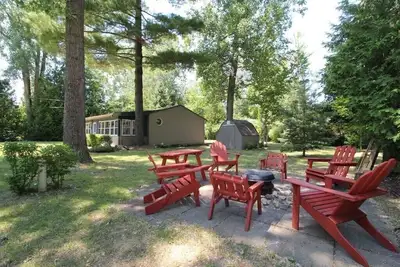 Image de Sunset Pines Cottage Ipperwash ~ minutes to beach!