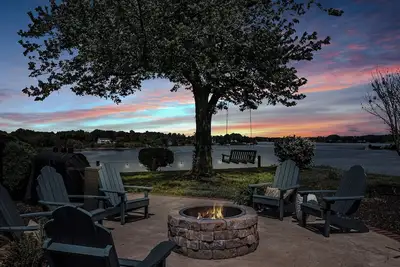 Image de Waterfront retreat with dock, kayaks, and outdoor living. Bring the boat!