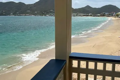 Wonderful 2 bedroom beachfront apartment!