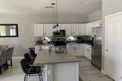 Image de Beautiful pool home with game room, basketball & hot tub