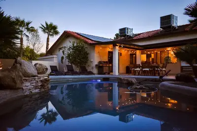 4-Bdrm Vacation Dream Home w\/Backyard Paradise!