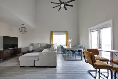 Image de Spacious & Trendy ~ 5* Location ~ Game Room ~ Yard