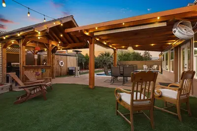 Unique Oasis: Large Pool & Spa