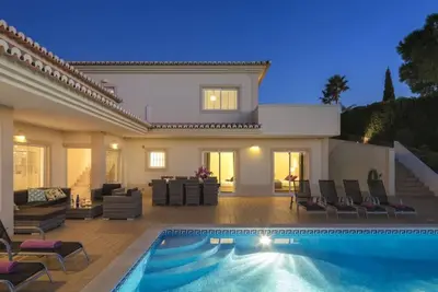 Image de Elegant Carvoeiro Villa | 3 Bedrooms | Villa Sol Poente | Jacuzzi | Spacious and Modern