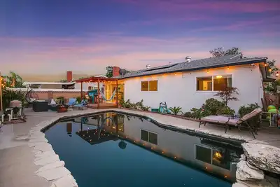 Image de Resort Style + Pool + Game Room + Bball Court