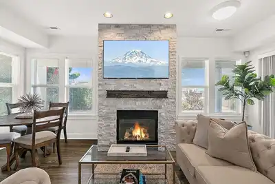 Image de 2 King Suites in Old Town | Bay Views + Patio + Garage!