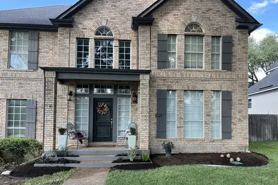 Image de Need a house to stay in for Acl?  Family home with a pool to relax in!