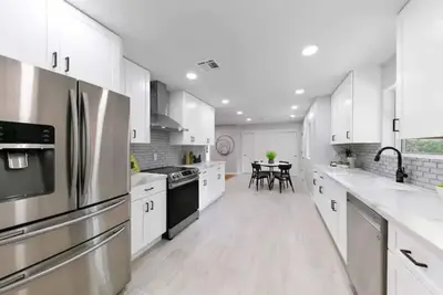 Image de Spacious 3 Bedroom home with a pool.