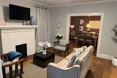 Image de Stylish 3br Home Sleeps 8 w/ Grill – Near CrossPlex & Downtown