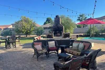 Image de Super Bowl Painted Field, Hot Tub, 5 Minutes from Stadium, 1-Acre Lot