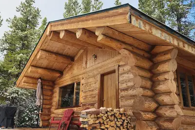 Image de Private & Off-Grid a 'Storybook' Cozy Cabin. In the Foothills, near to Rock Lake