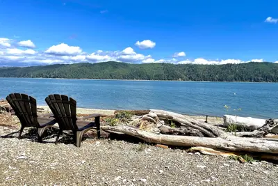 Image de Hood Canal beachfront getaway w/hot tub and kayaking!