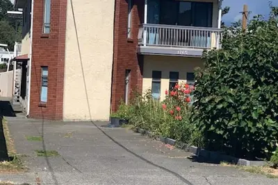 Image de Cozy and cheerful 4-bedroom home with free parking on premises