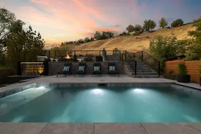 Image de Heated Pool All Year/Fire Pit/Theatre - Luxury Home Walkable to Hyde Park & Dt