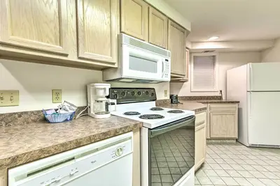 Image de Spacious Condo w/ Balcony, 4 Mi to Beach!