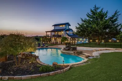 Image de Charming 5 bed/3 ba Farmhouse +1bd/1ba game room + pool/hot tub w/opt event barn