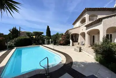 Image de Villa avec piscine, internet et climatisation