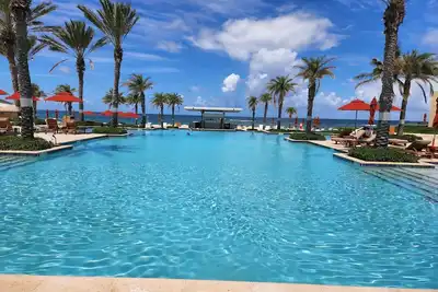 Image de 3 Br Unit, Steps from the beach and huge pool on property